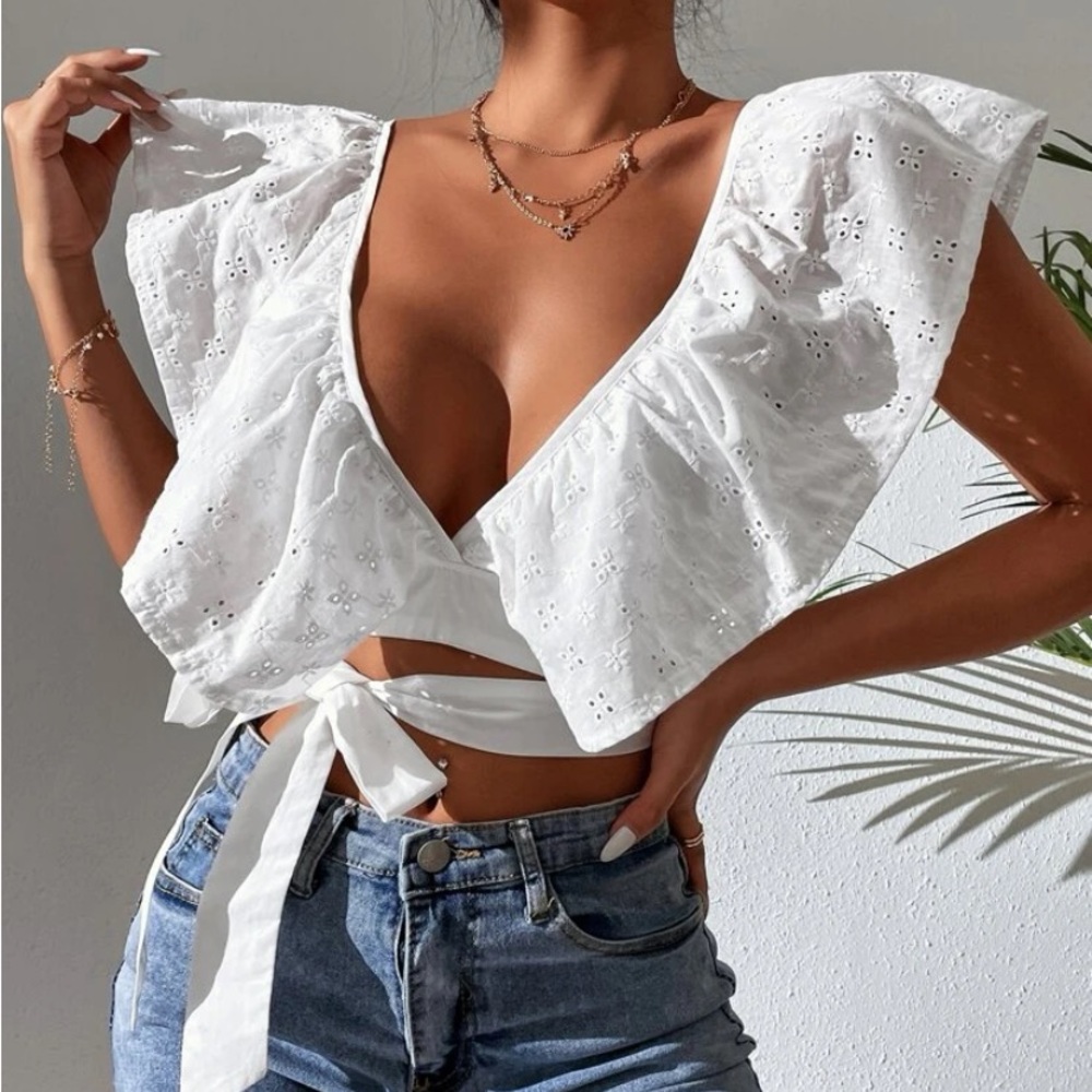 BEAUTIFUL BUTTERFLY SLEEVE KNOTTED TOP.
